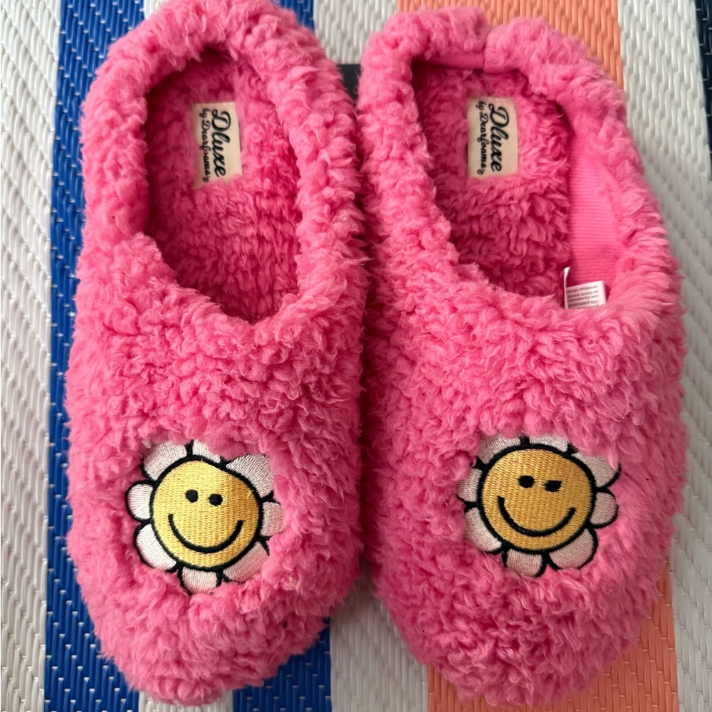 Dluxe by dearfoams Women's Smiley Slide Slippers - Picture 2 of 7